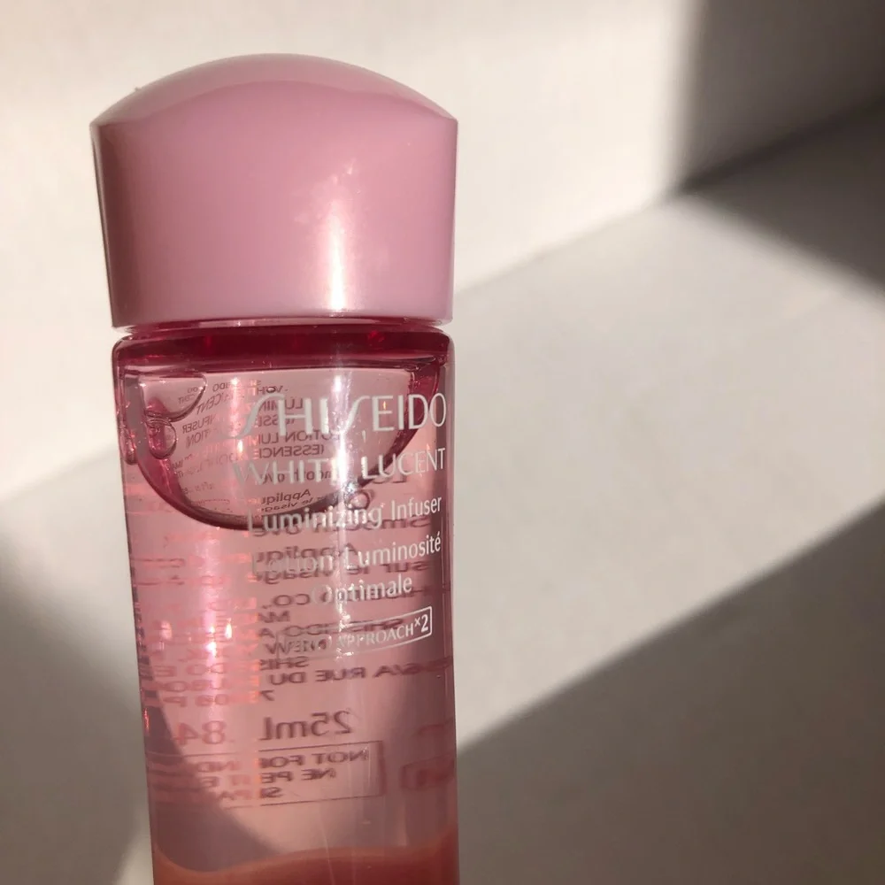 Shiseido Ginza Crossing Makeup Bag with .84 oz White Lucent Deluxe Sample nwt