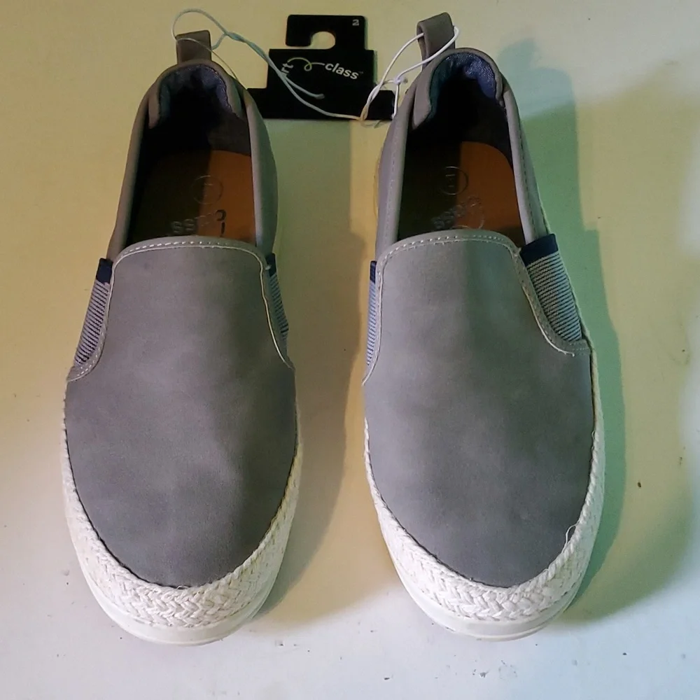 New art class boy's 2 grey slip on shoes
