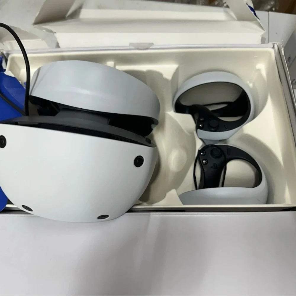 VR Headset and Controllers - White