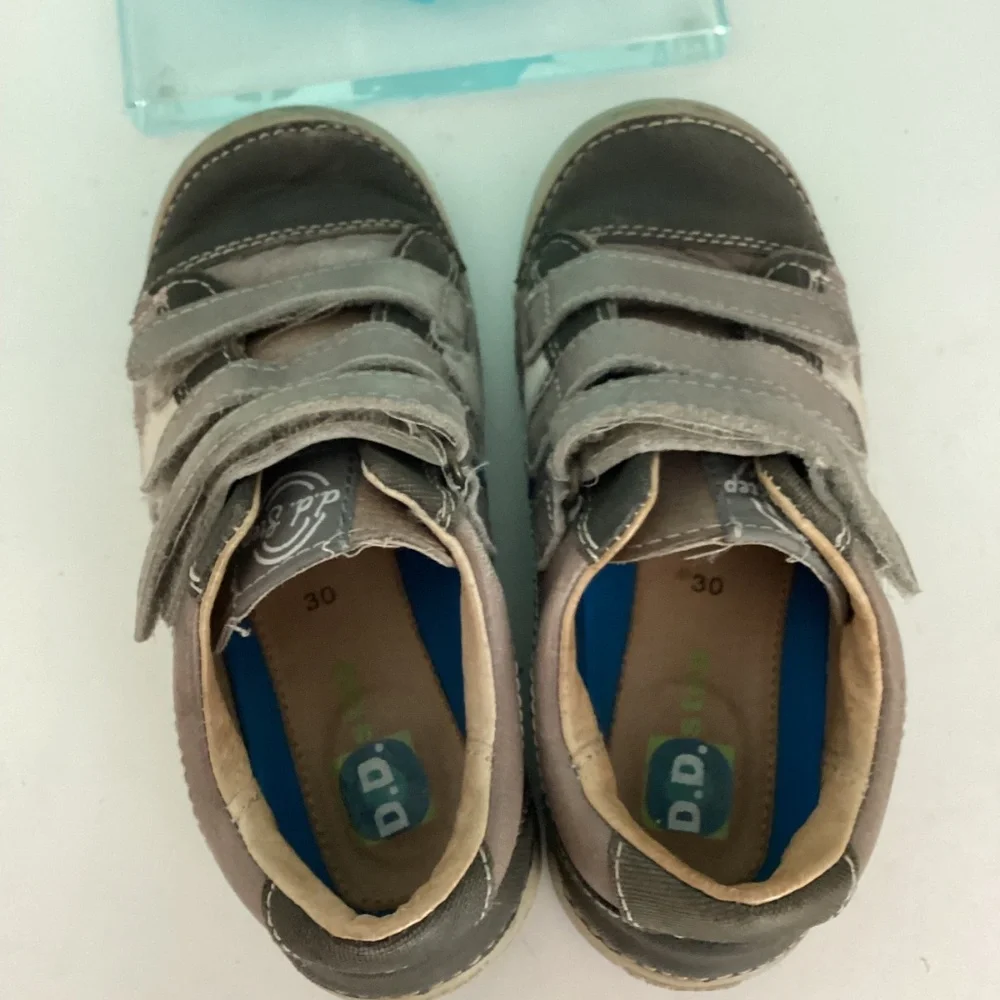 REDUCED D.D.STEP Boys Tan Leather Padded Arch Support Shoes Sneakers Sz EU 30