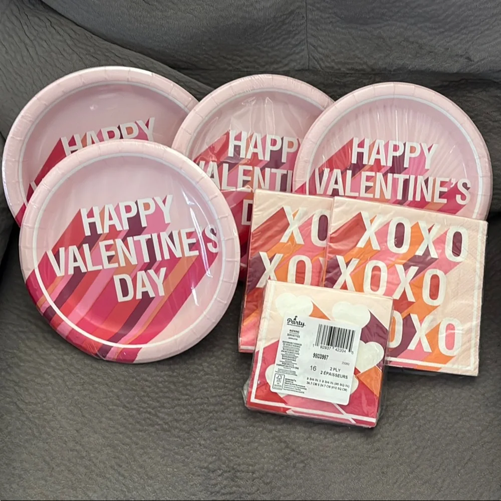 Valentine's Day Party Plates and Napkins Set