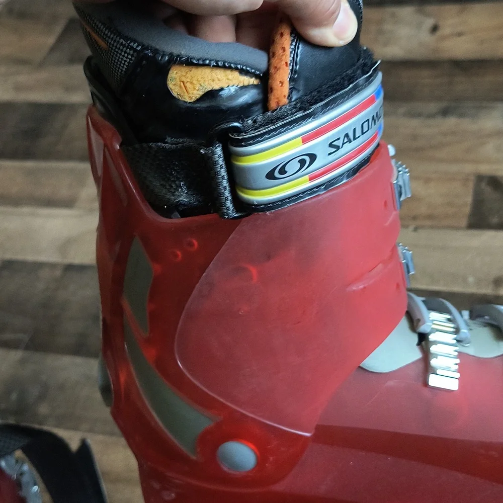 Salomon red ski
