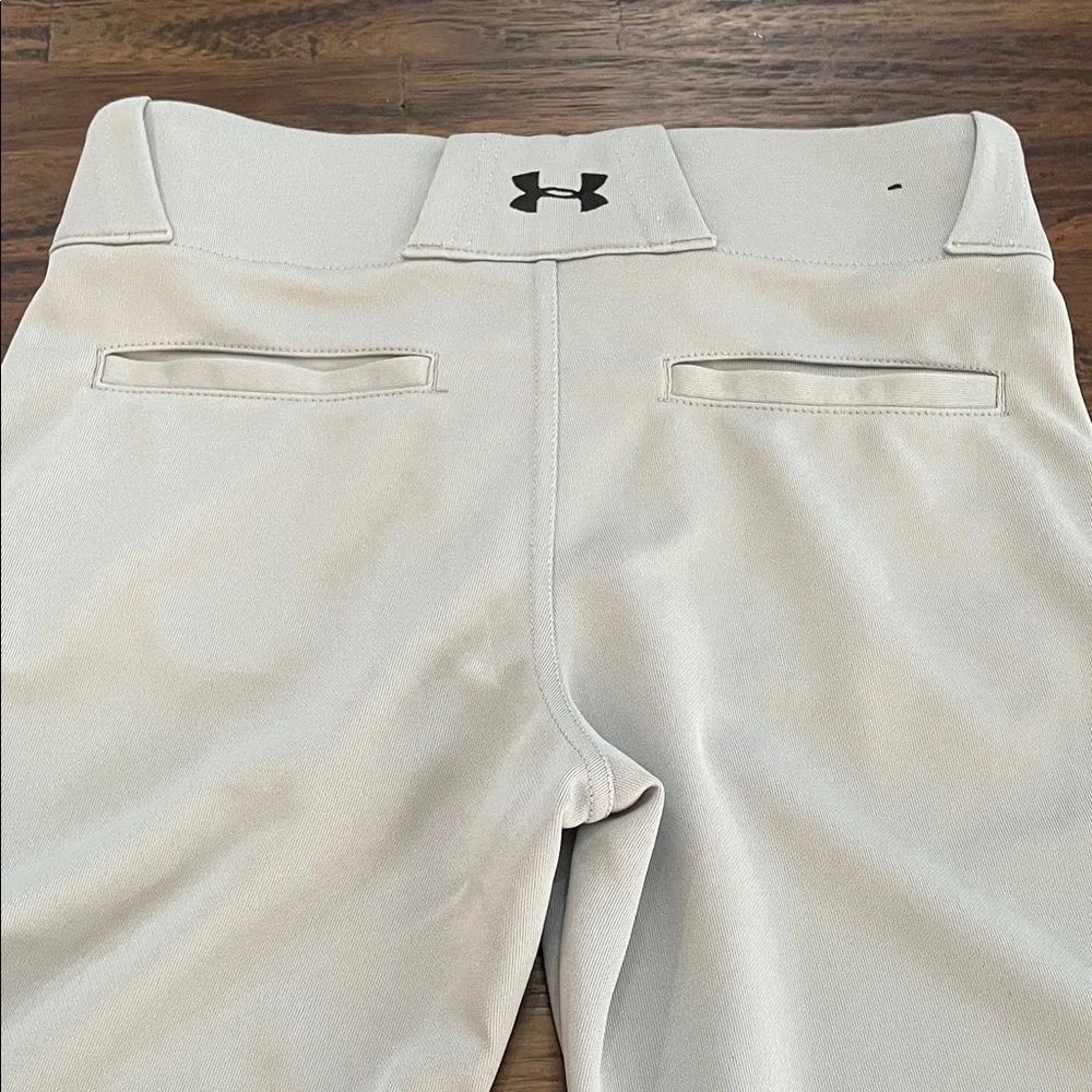 Under Armour cream active gray