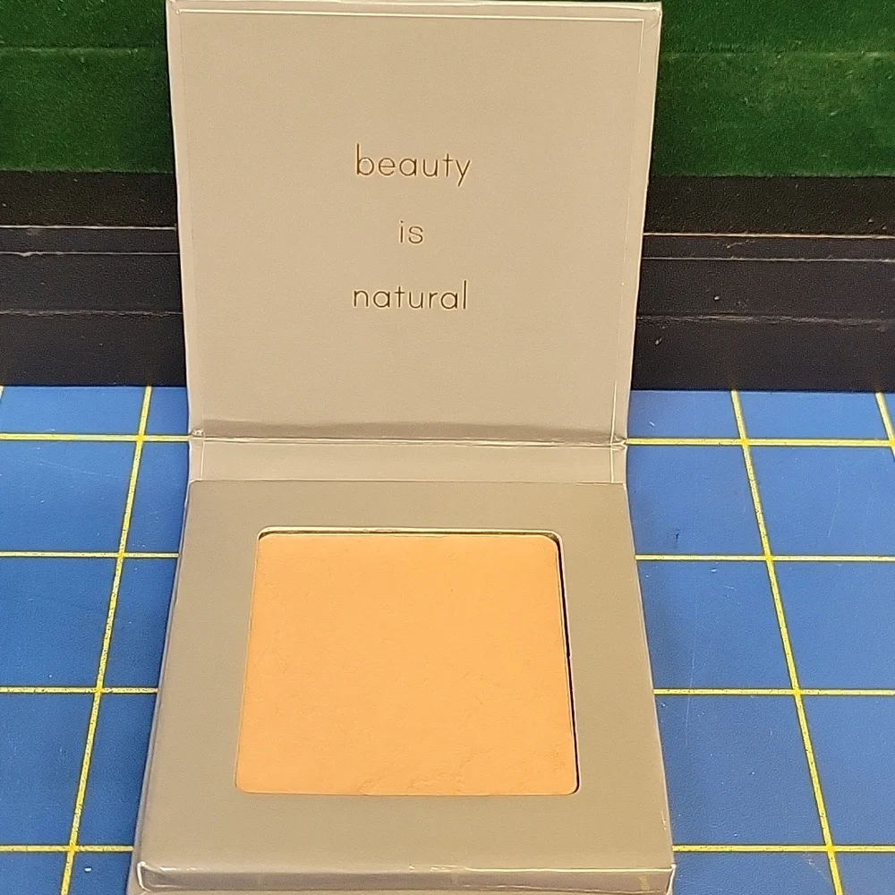 Carlucce Cache Cream - Faultless - Foundation Pallette - $51 MSRP