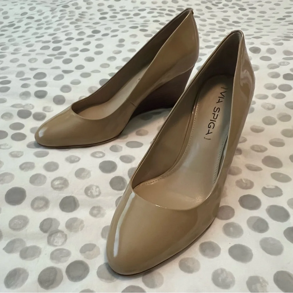 NWT Via Spiga Pamina Nude/Tan Patent Leather Heeled Shoes Size 6