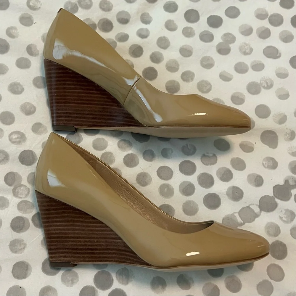 NWT Via Spiga Pamina Nude/Tan Patent Leather Heeled Shoes Size 6