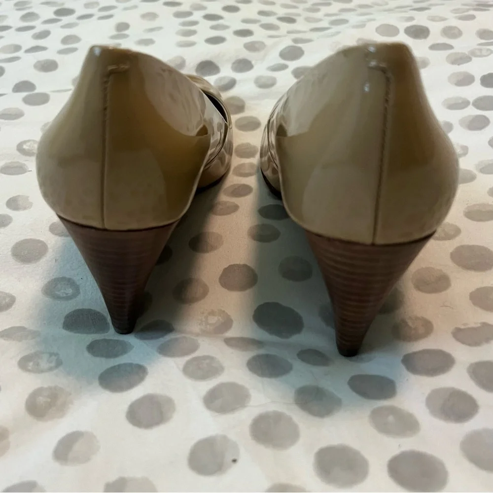 NWT Via Spiga Pamina Nude/Tan Patent Leather Heeled Shoes Size 6