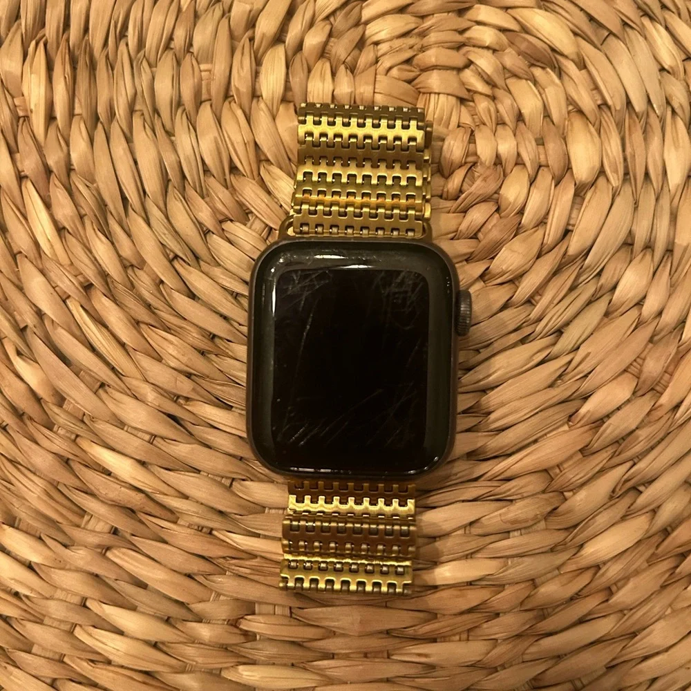Applewatch set to reset factory settings with Gold band and cover for face