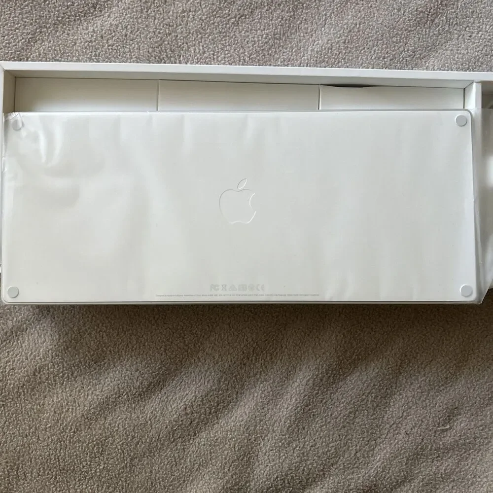 MINT Apple Bluetooth Magic Keyboard A1644 White Pre-Owned Cable Included