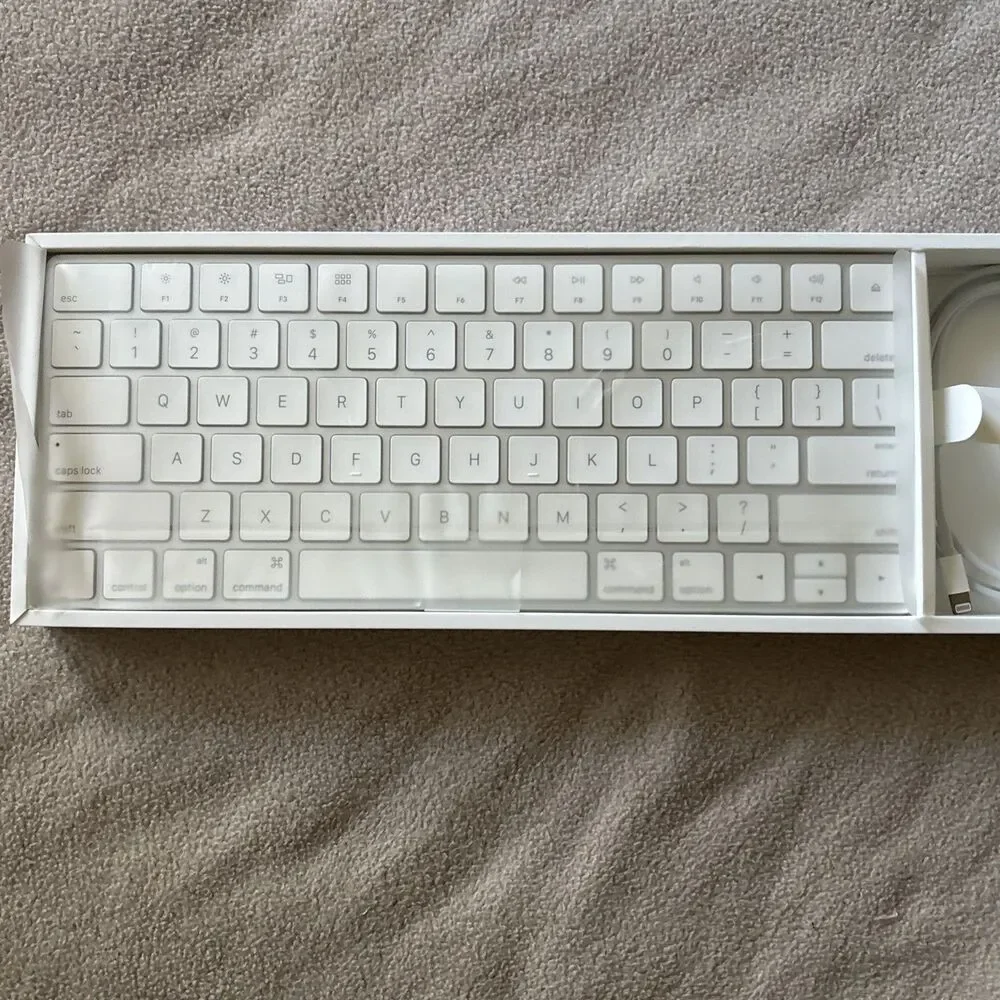 MINT Apple Bluetooth Magic Keyboard A1644 White Pre-Owned Cable Included