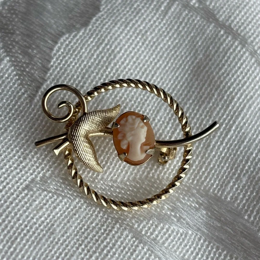 Gold Carved Cameo Brooch