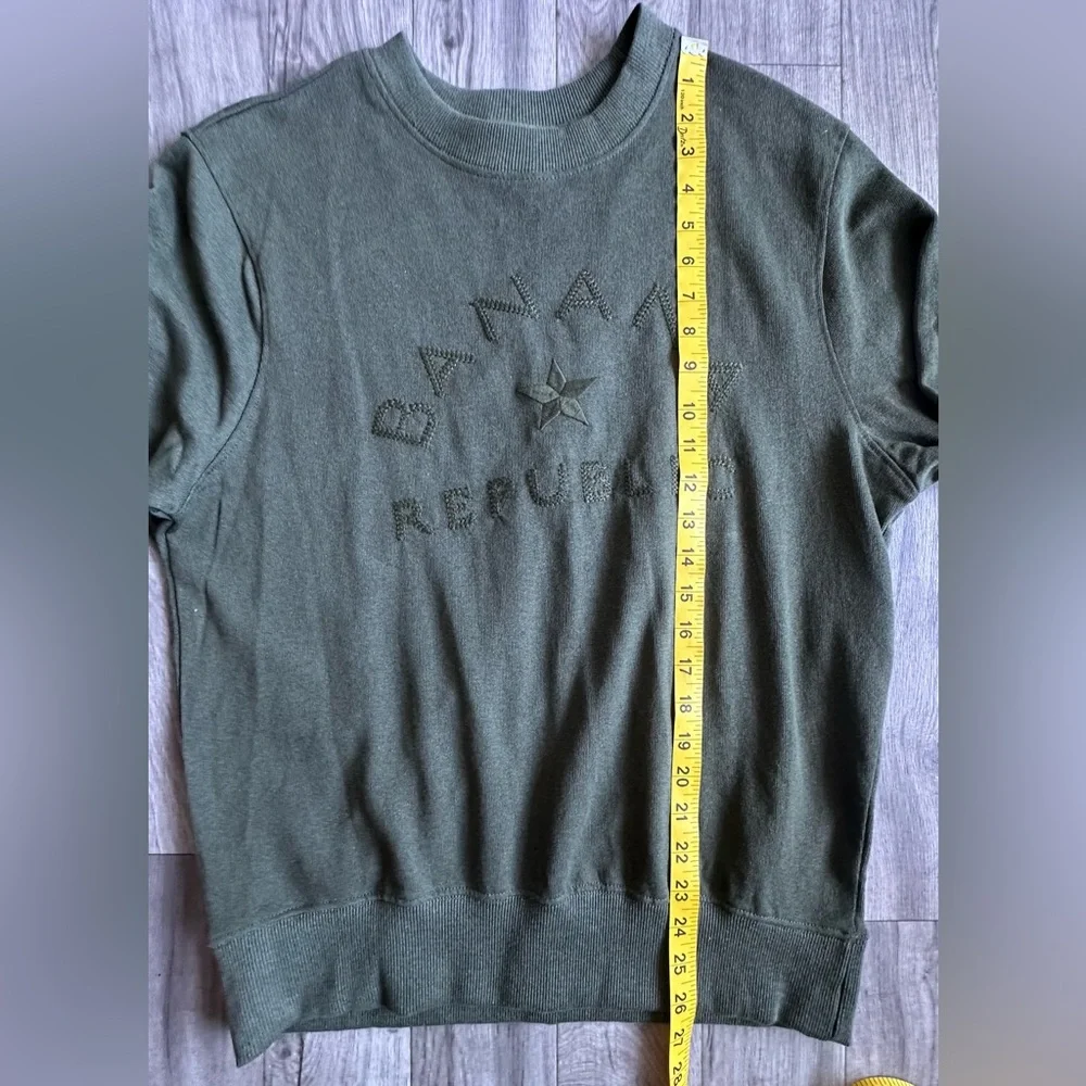 Banana Republic olive crewneck