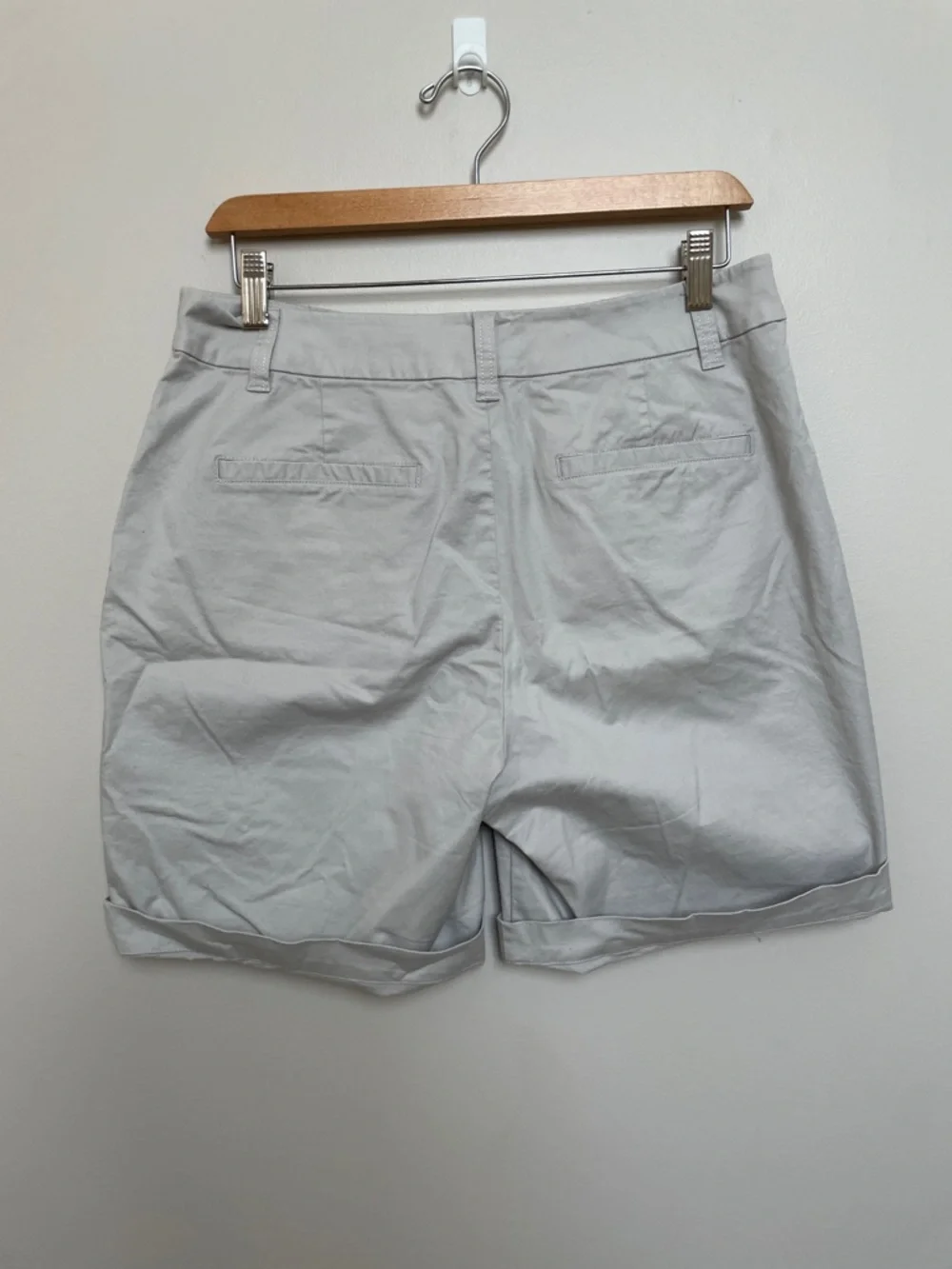 matty m Light Gray Women's Bermuda Shorts Size M