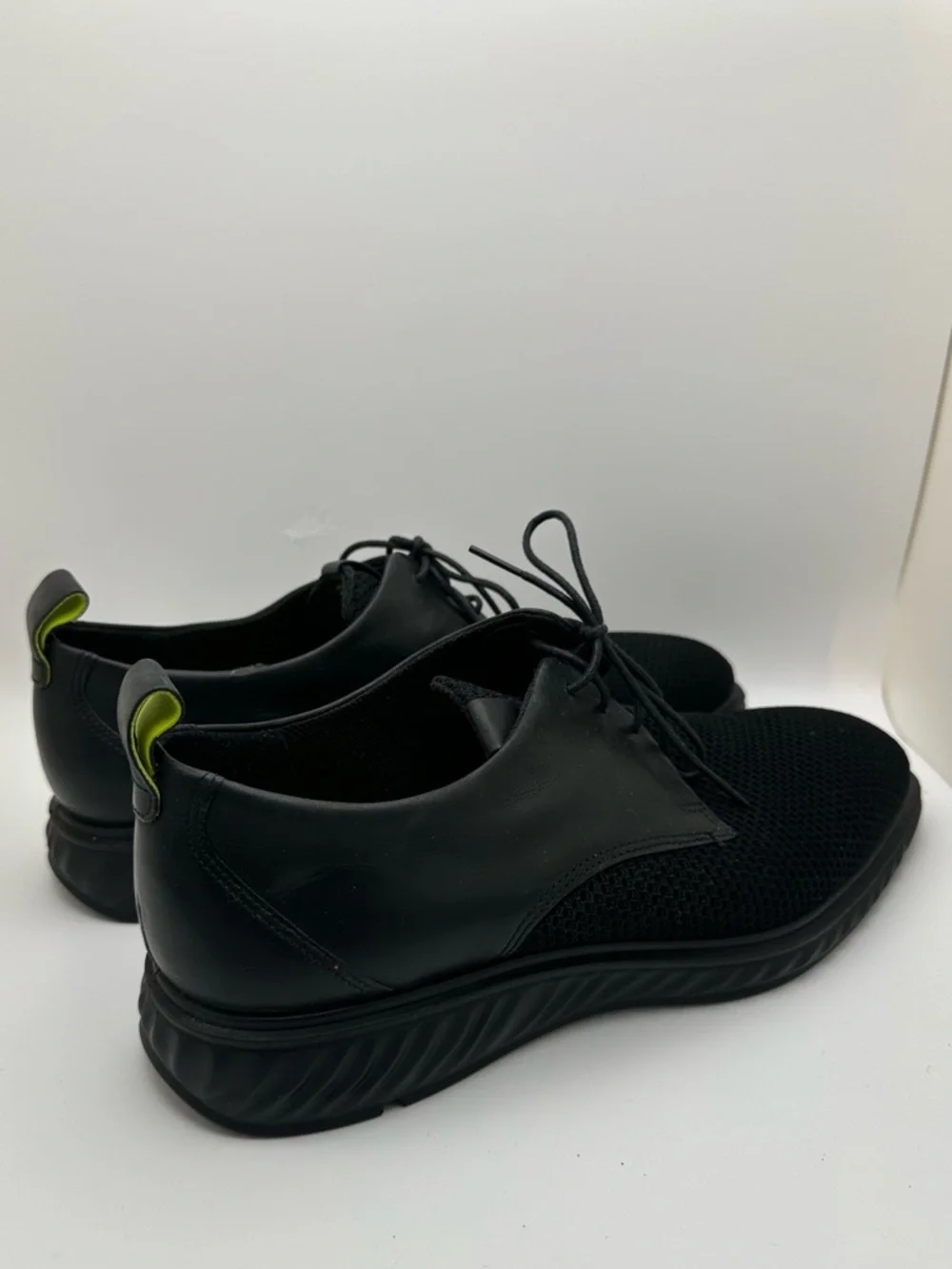 Ecco streamlined black