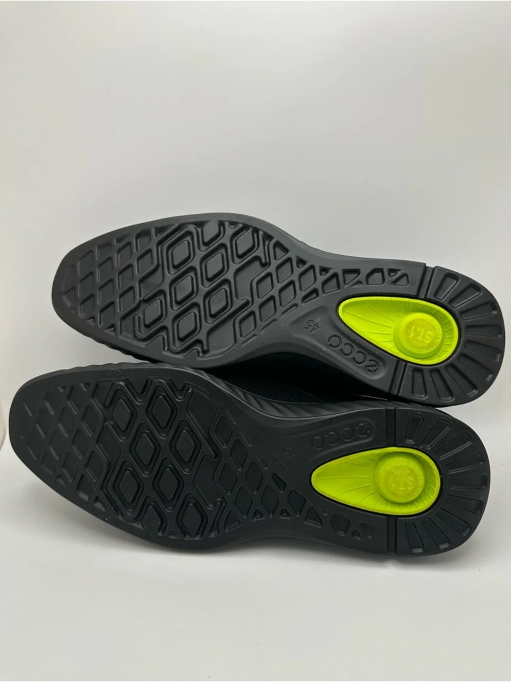 Ecco streamlined black