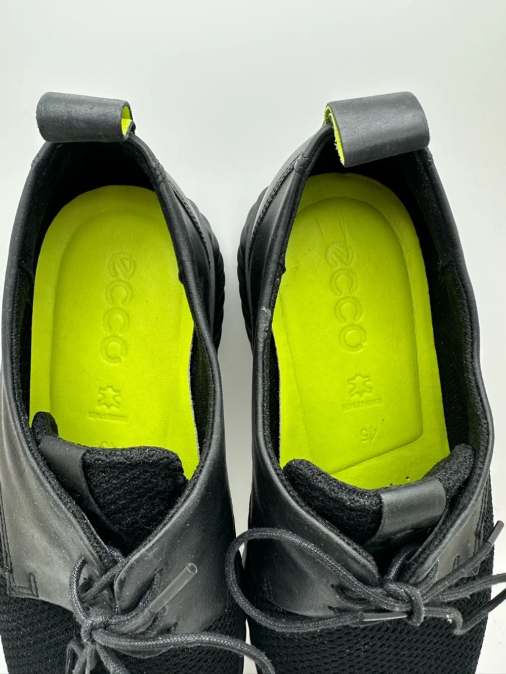 Ecco streamlined black