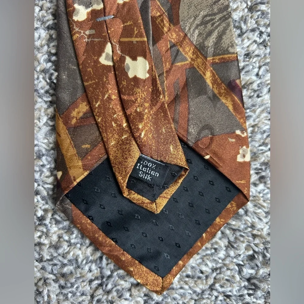 Halston III Vintage 100% Italian Silk Jury Room Themed Tie