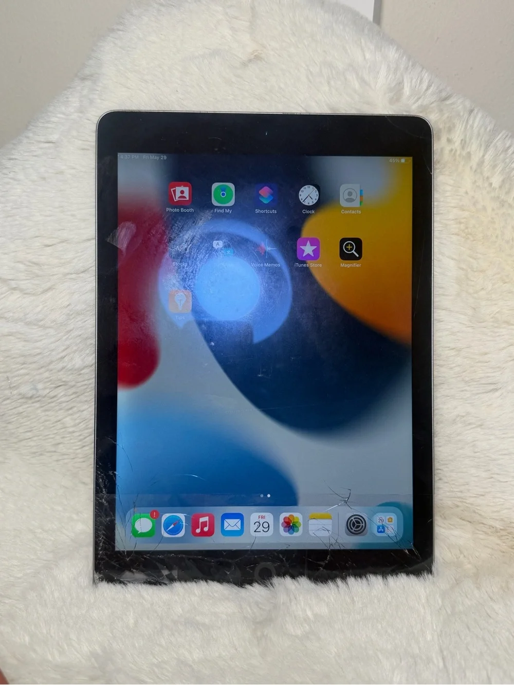 Apple Ipad Air 2 64 gb (cracked screen )