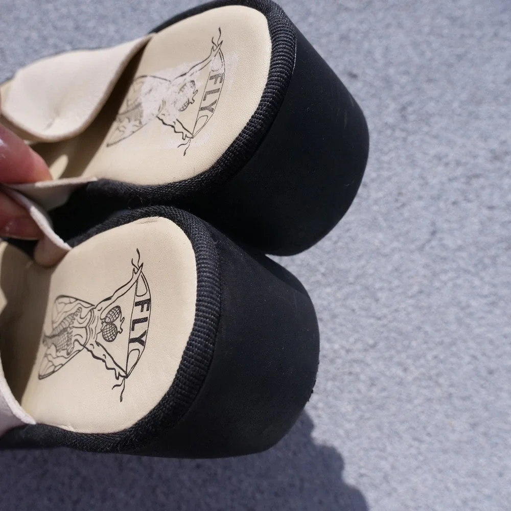 Modern‎ Fly London ivory leather platform tech sandals