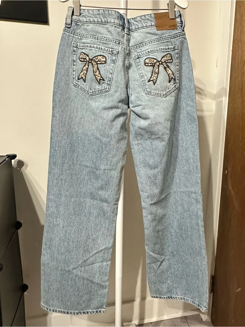 NWT Aeropostale Medium Wash Wide-Leg Jeans with Embroidered Back Bows Size 00