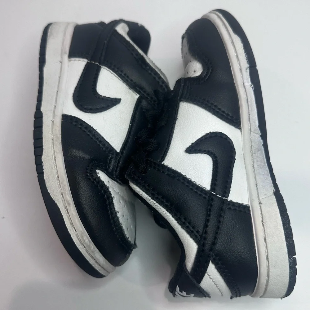 Pre-owned Nike Kids Black and White Sneakers Sz.8