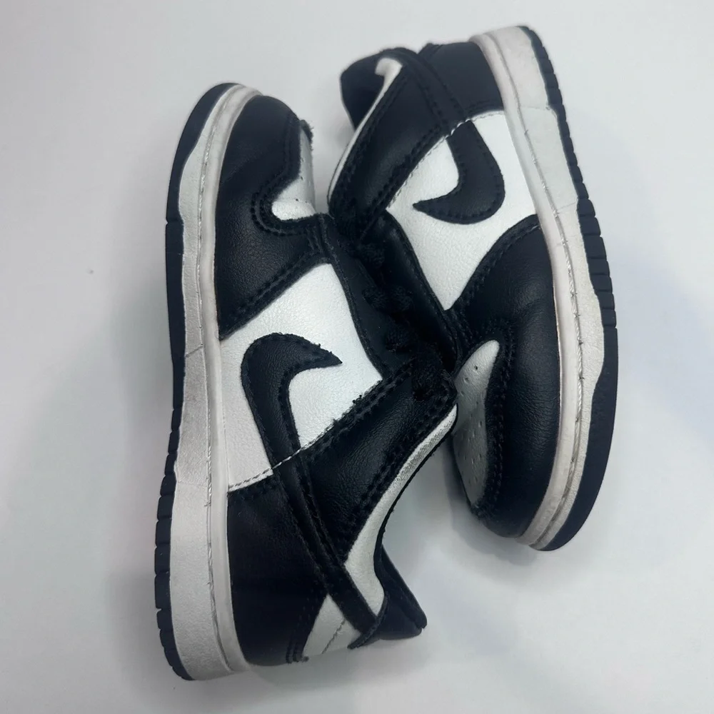 Pre-owned Nike Kids Black and White Sneakers Sz.8