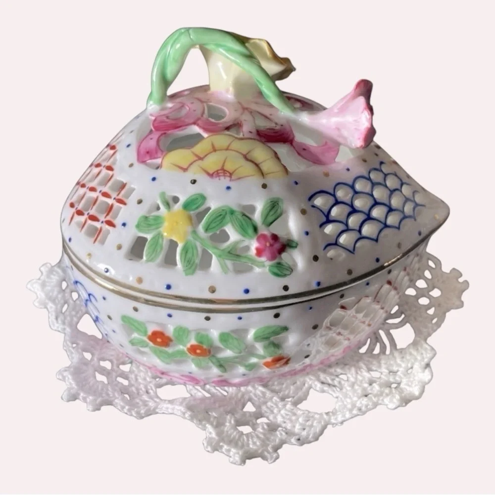 Heart-shaped reticulated porcelain trinket or jewelry dish with 3D floral design