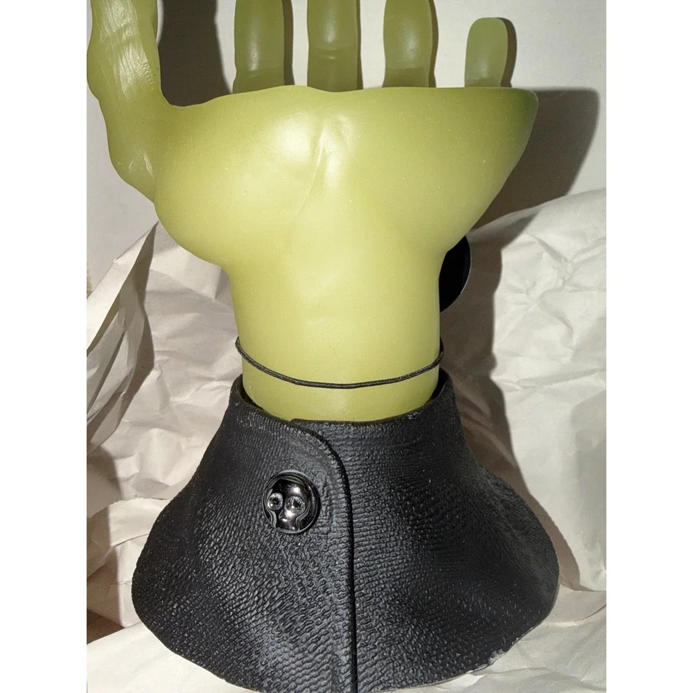 Bath and‎ Body Works Halloween Glow in the Dark Zombie Hand 3-Wick Candle Holder