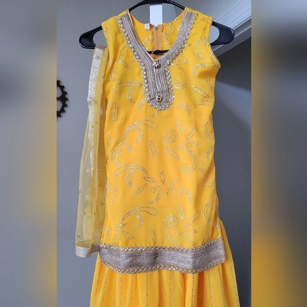 Girls Suit with sharara pants size: 7-8 years