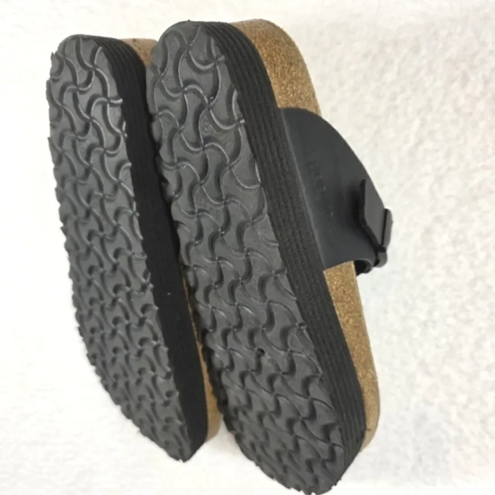 Birkenstocks Gizeh Grooved Black and Tan Platform Sandals Size 41