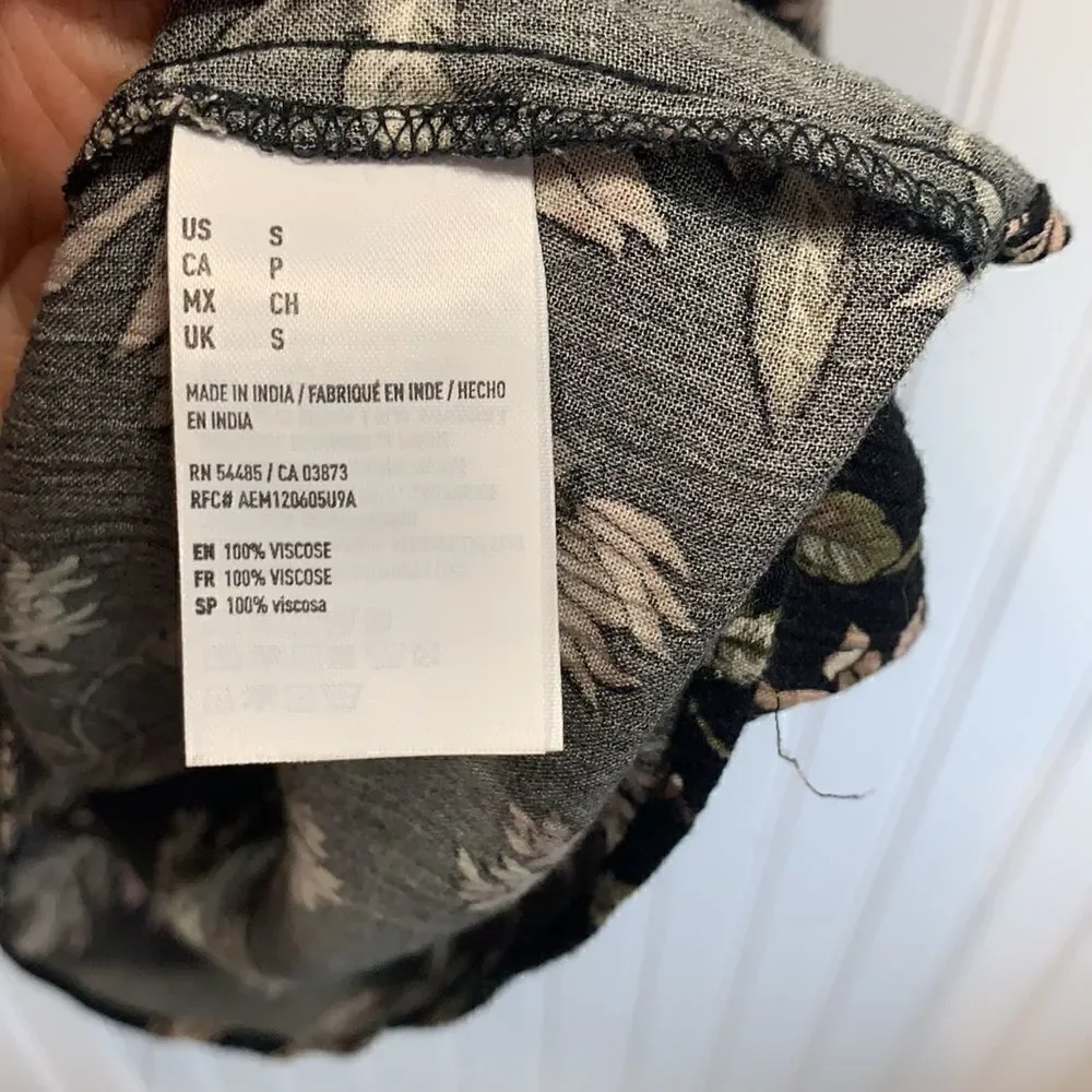 American Eagle Outfitters neck floral
