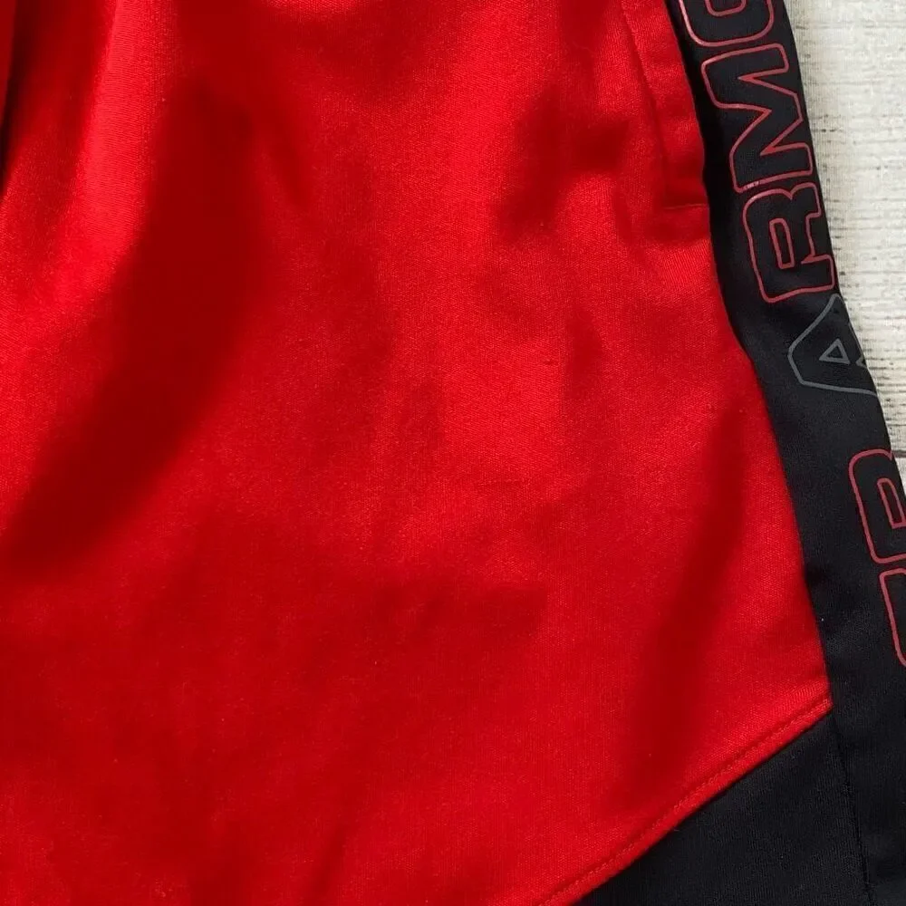 Under Armour youth boys M loose fit heatgear pull on athletic shorts red&black