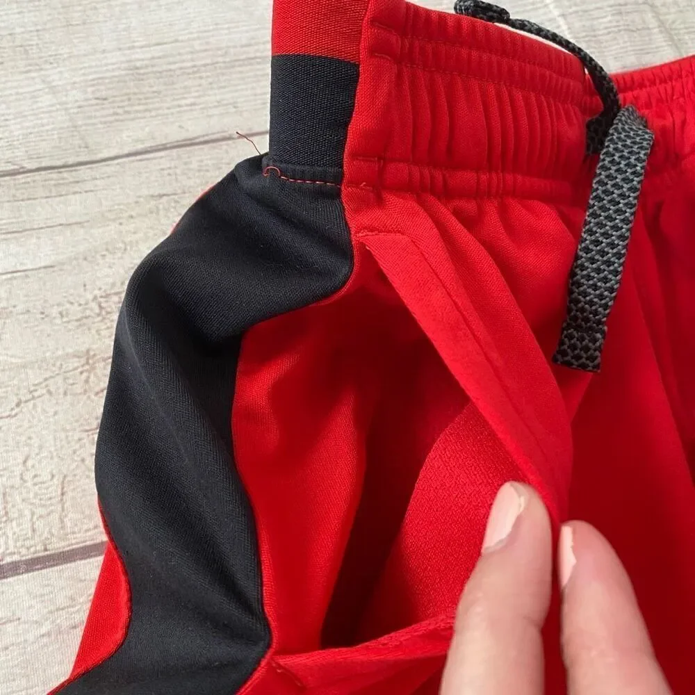 Under Armour youth boys M loose fit heatgear pull on athletic shorts red&black