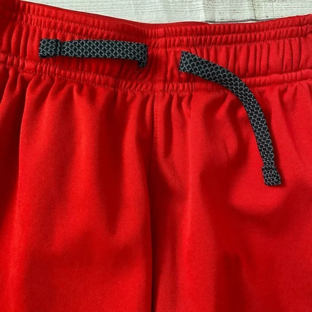 Under Armour youth boys M loose fit heatgear pull on athletic shorts red&black