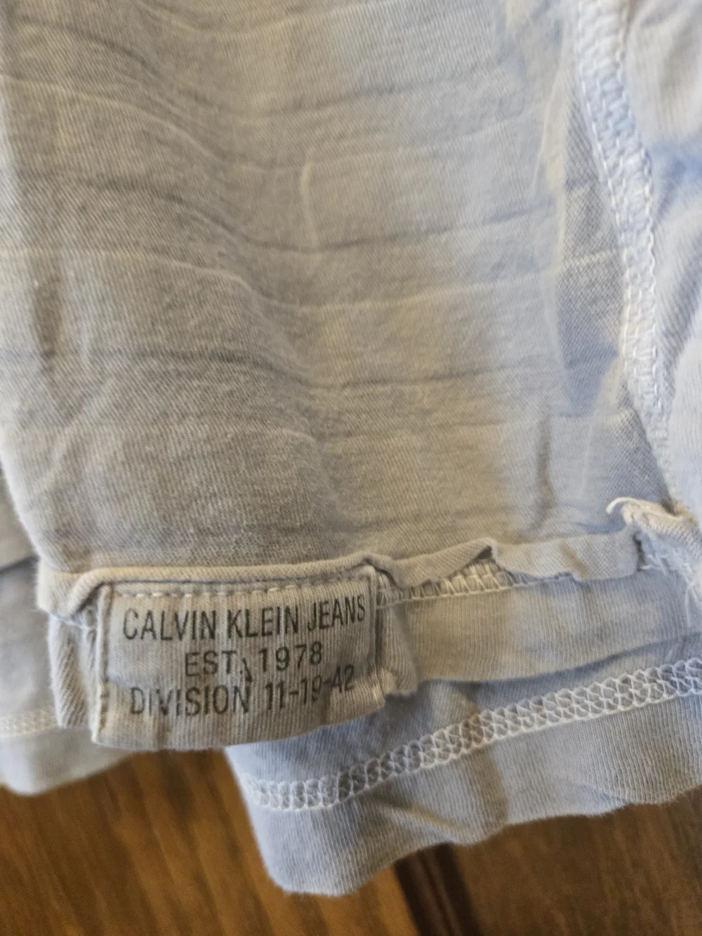 Calvin Klein Jeans Men’s Pale Grey V-Neck Short Sleeve Tee Medium