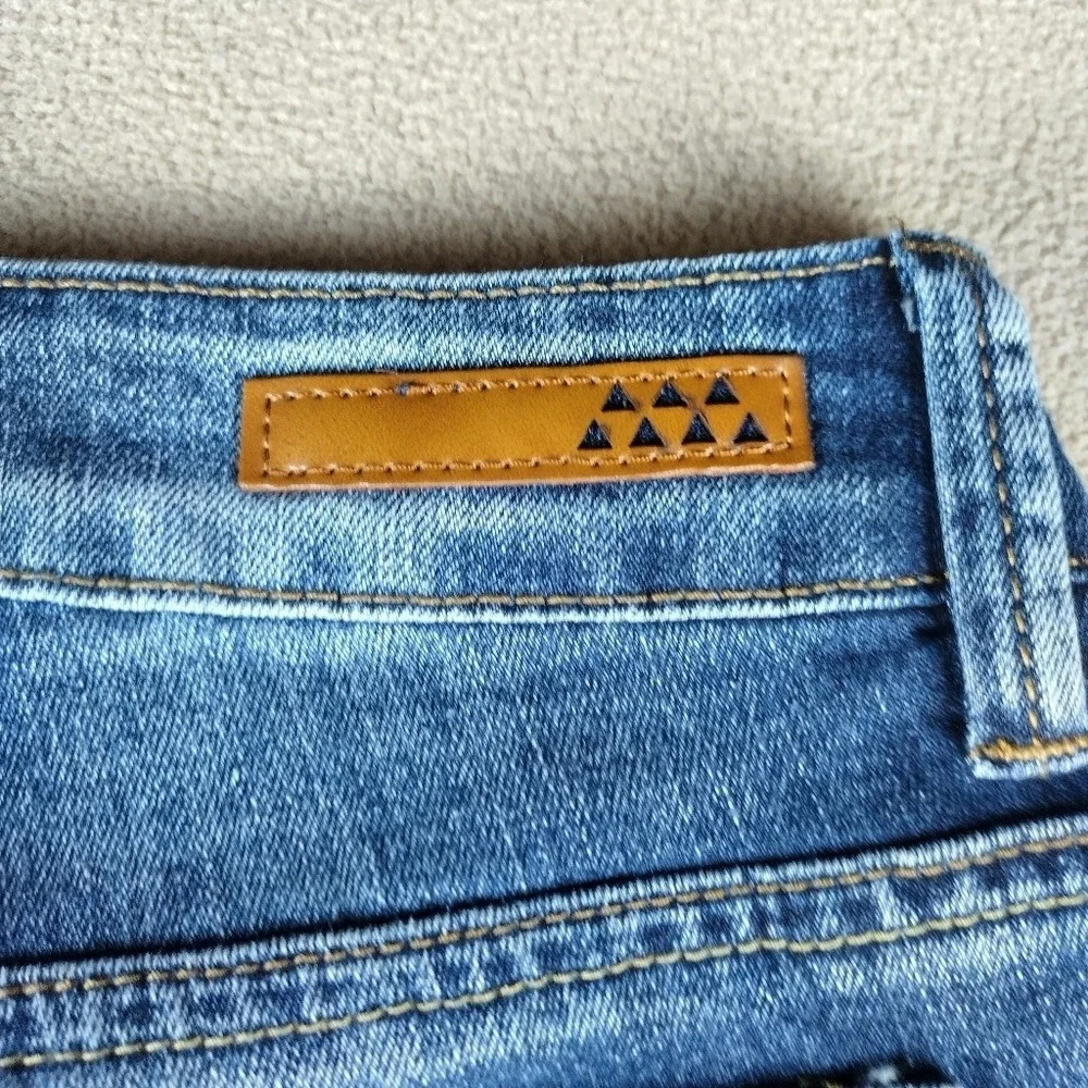 Dollhouse Charley Women's Size 3 Jeans  Blue Denim Ankle Distressed  Rose Patch