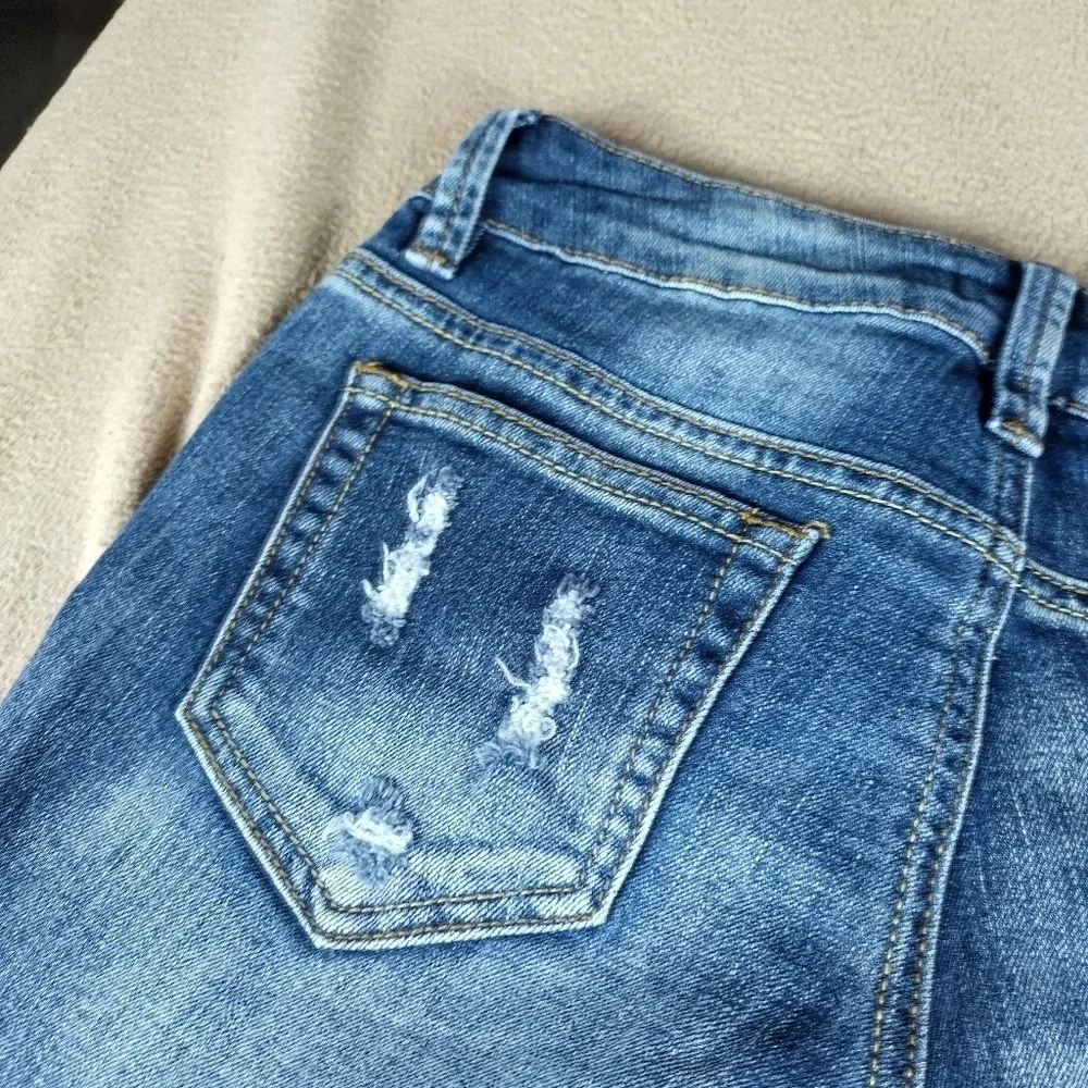 Dollhouse Charley Women's Size 3 Jeans  Blue Denim Ankle Distressed  Rose Patch