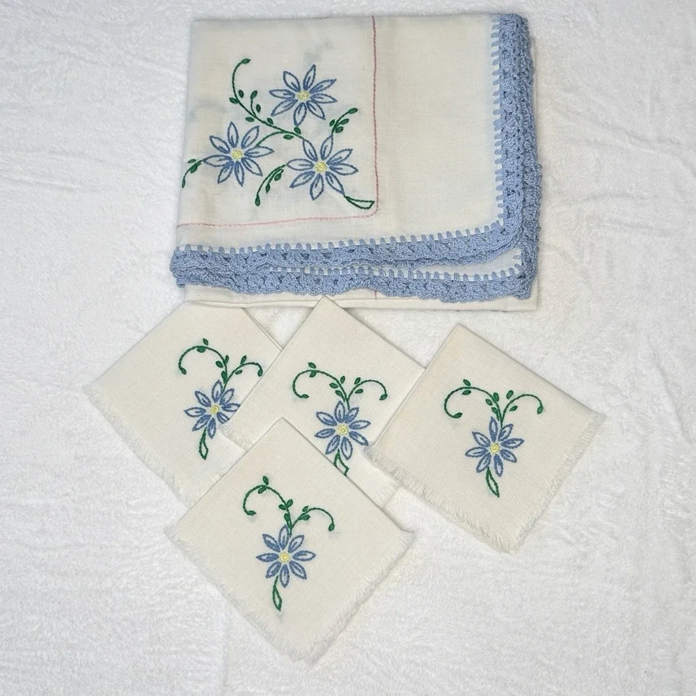 VTG Embroidered Blue White Floral Table Topper 31x38 & 4 Napkins Crochet Trim