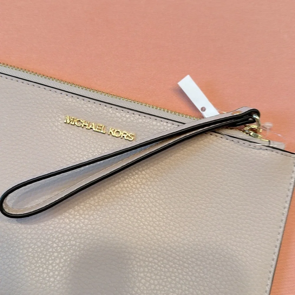 New Michael Kors Bag. Gold Zipper And Logo. Dark Pink.