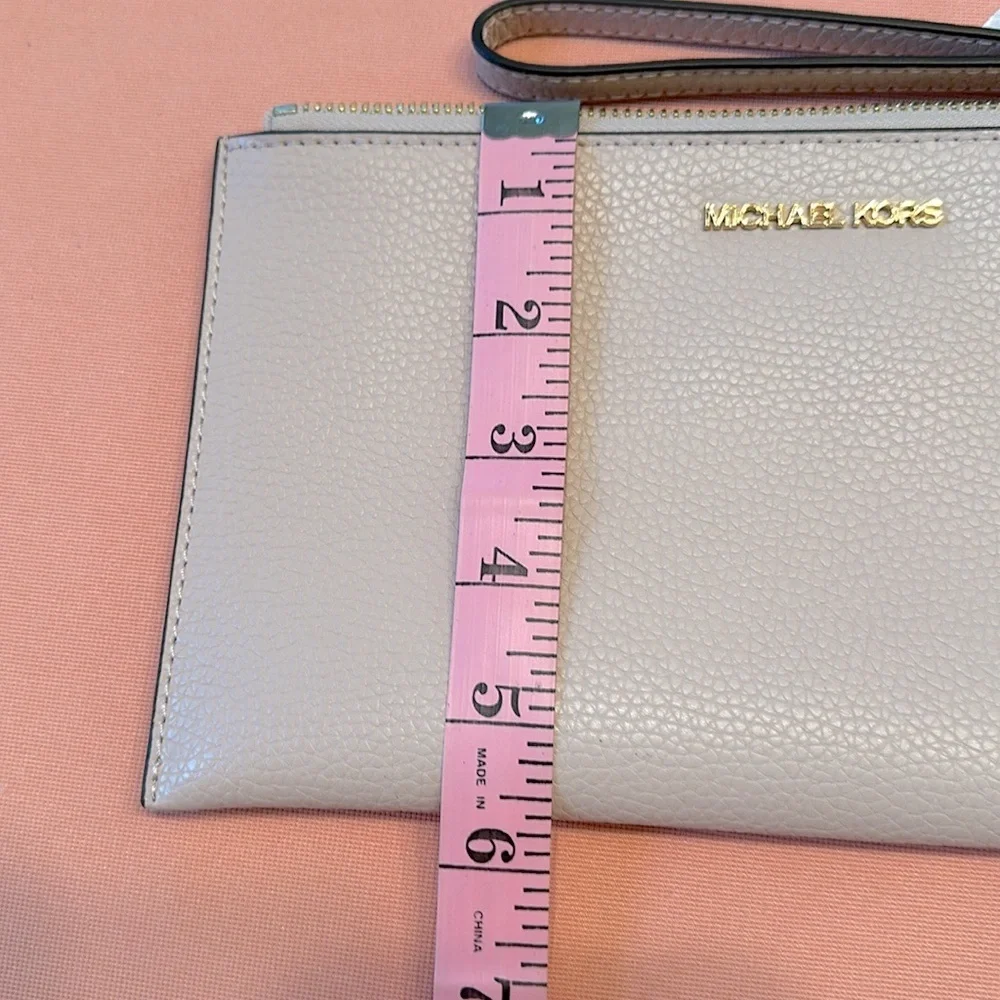 New Michael Kors Bag. Gold Zipper And Logo. Dark Pink.