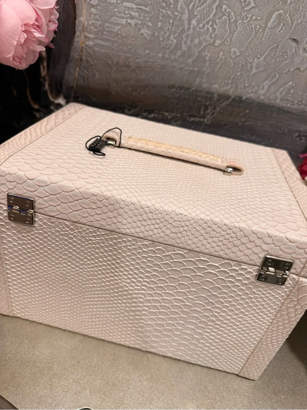 N/A elegant cream