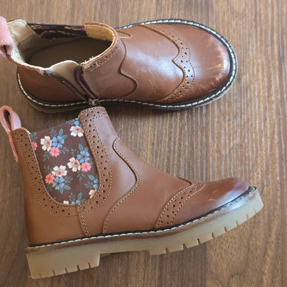 Mini Boden Kids Tan Leather Floral Wingtip Brogue Chelsea Boots Size EU 24 C1751