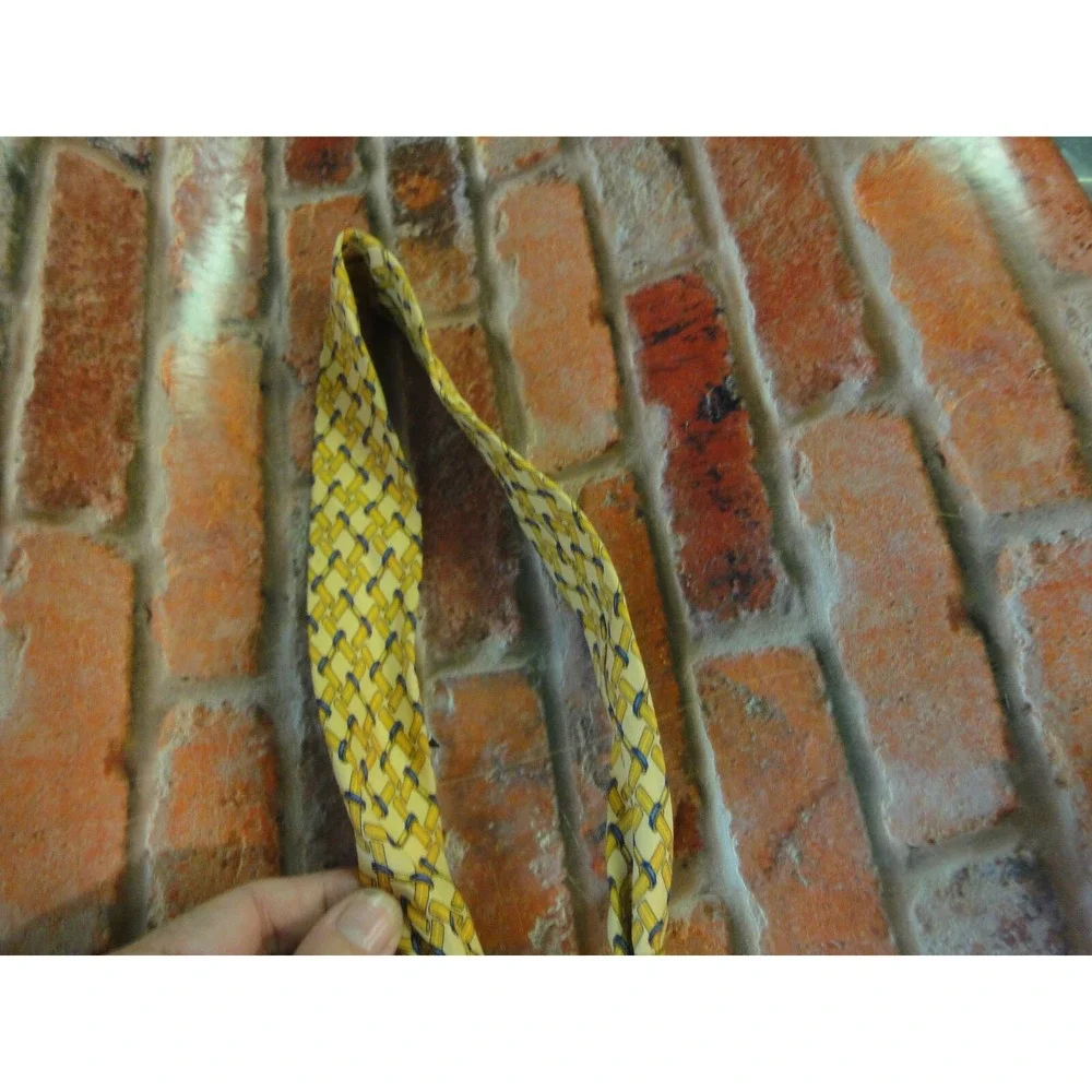 Gucci made in Italy 100% silk‎ neck tie golden yellow & blue design STAINING