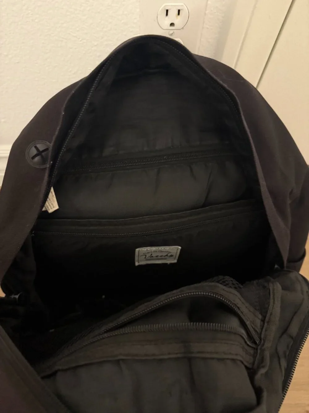 VASCHY Classic Water-resistant Lightweight Travel School Backpack (Black)