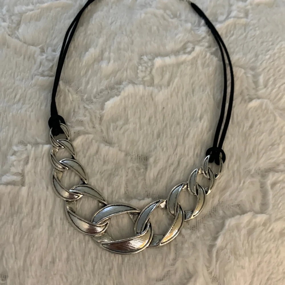 Jewelry Necklace Silver Tone Twisted Oval Shaped ‎ Suede Ropes