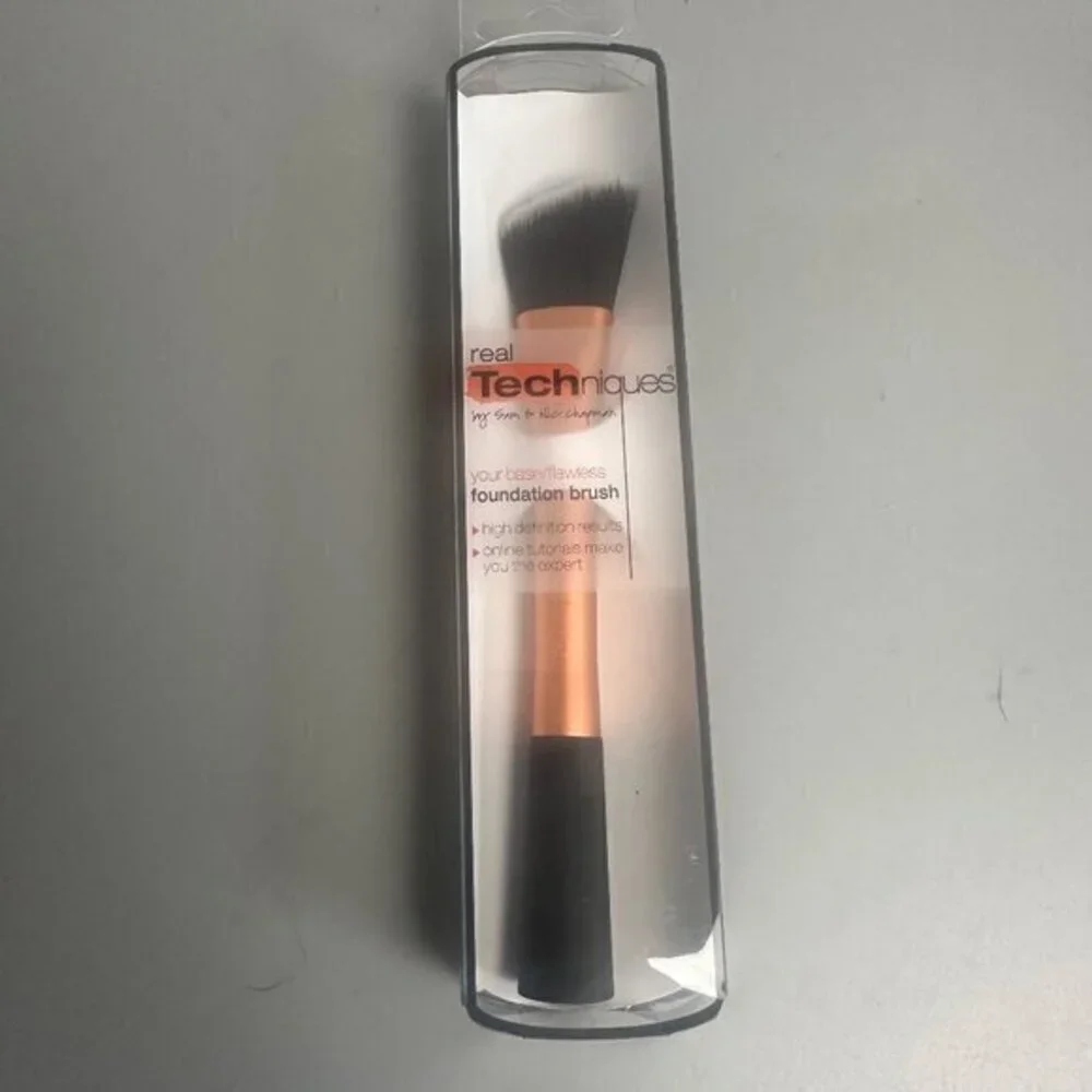 Real Techniques foundation Brush Rose‎ Gold by Sam & Nic Stage makeup high tech