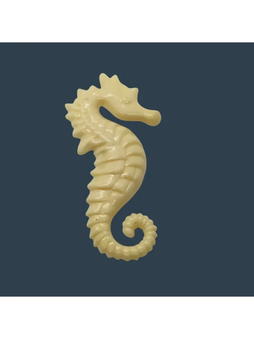 Vintage Plastic Seahorse Brooch Off-White Large 3
