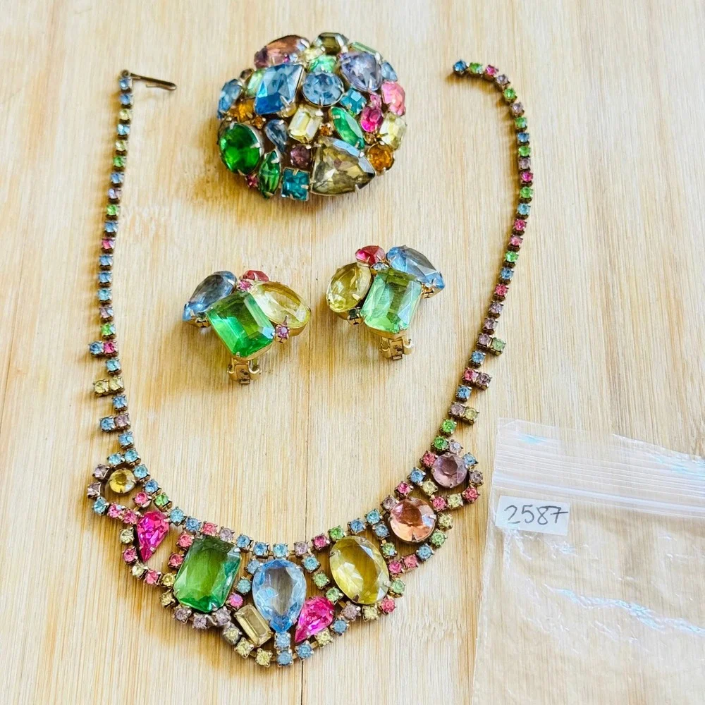 VTG Pastel Matching Set Brooch Pin Earrings Necklace Rhinestone Colorful 50s