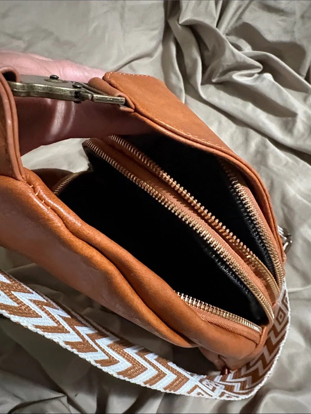 Weixier tan crossbody
