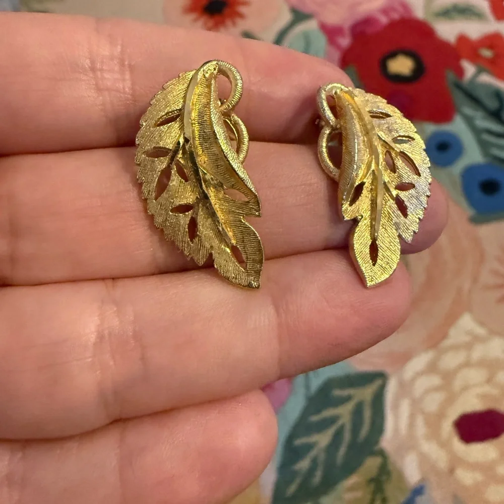 Vintage BSK Gold Tone Leaf Clip On Earrings Textured Mid Century Costume Jewelry